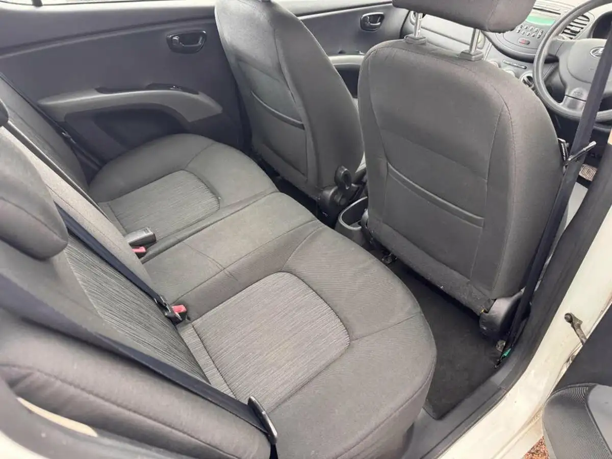 2011-hyundai-i10-12-active-auto-big-8
