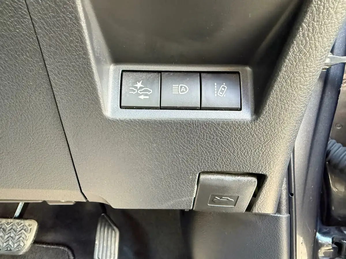 2019-toyota-yaris-15-vvt-i-icon-tech-98bhp-hybrid-1497cc-e-cvt-big-37