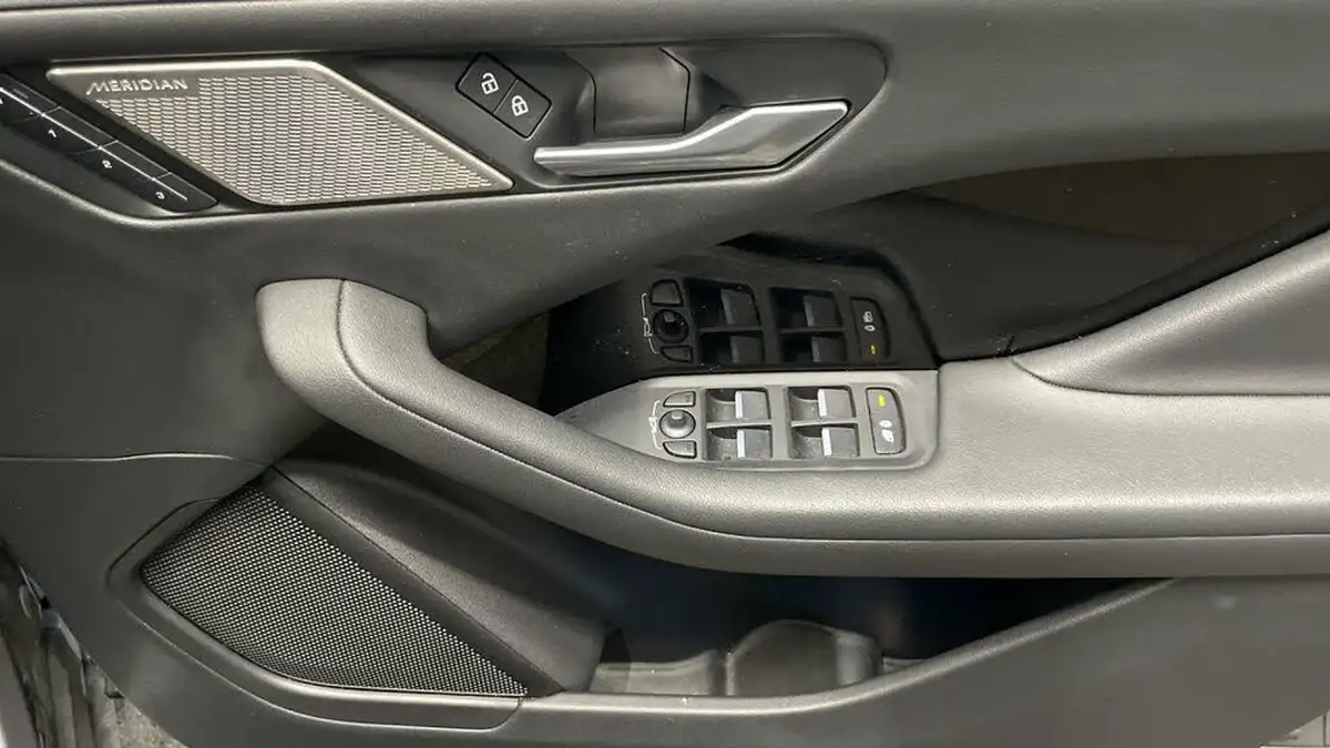 2022-jaguar-i-pace-ev400-black-big-25