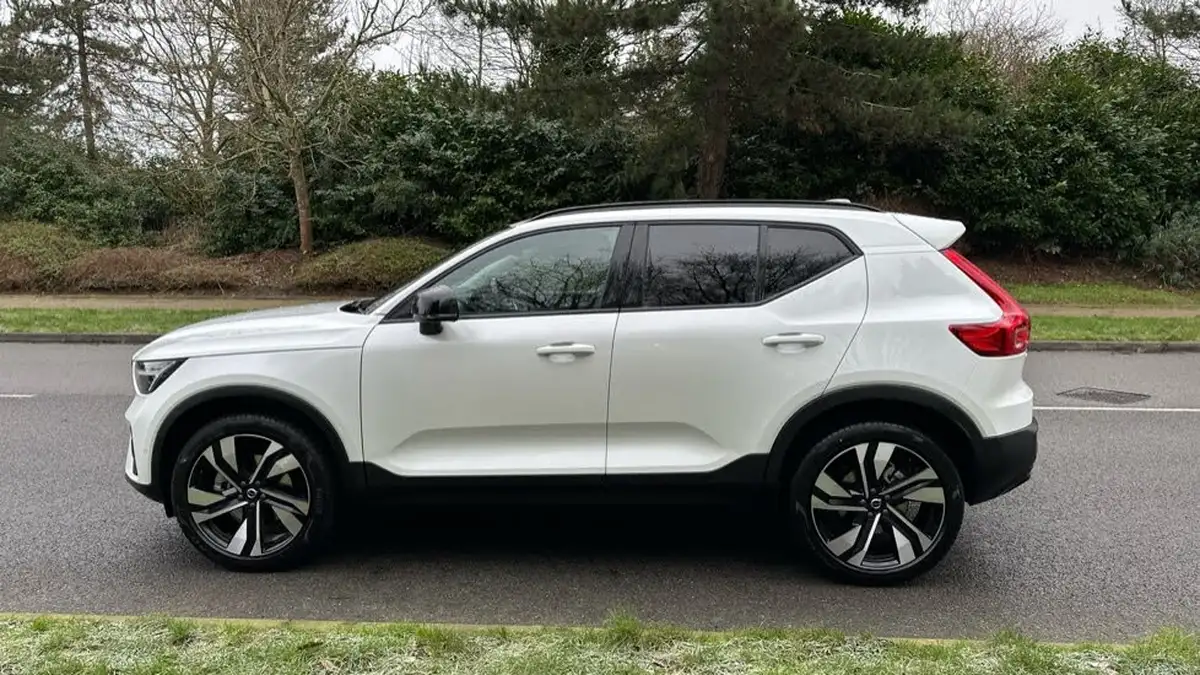 2024-volvo-xc40-20-b3-ultra-dark-big-26