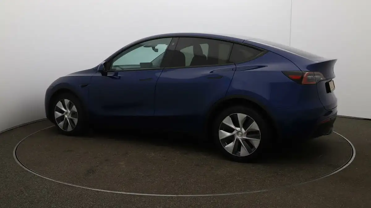 2022-tesla-model-y-e-long-range-big-46