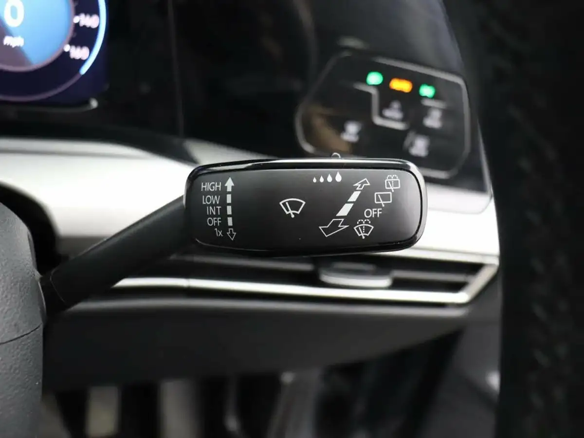 2021-volkswagen-golf-10-tsi-life-hatchback-big-43