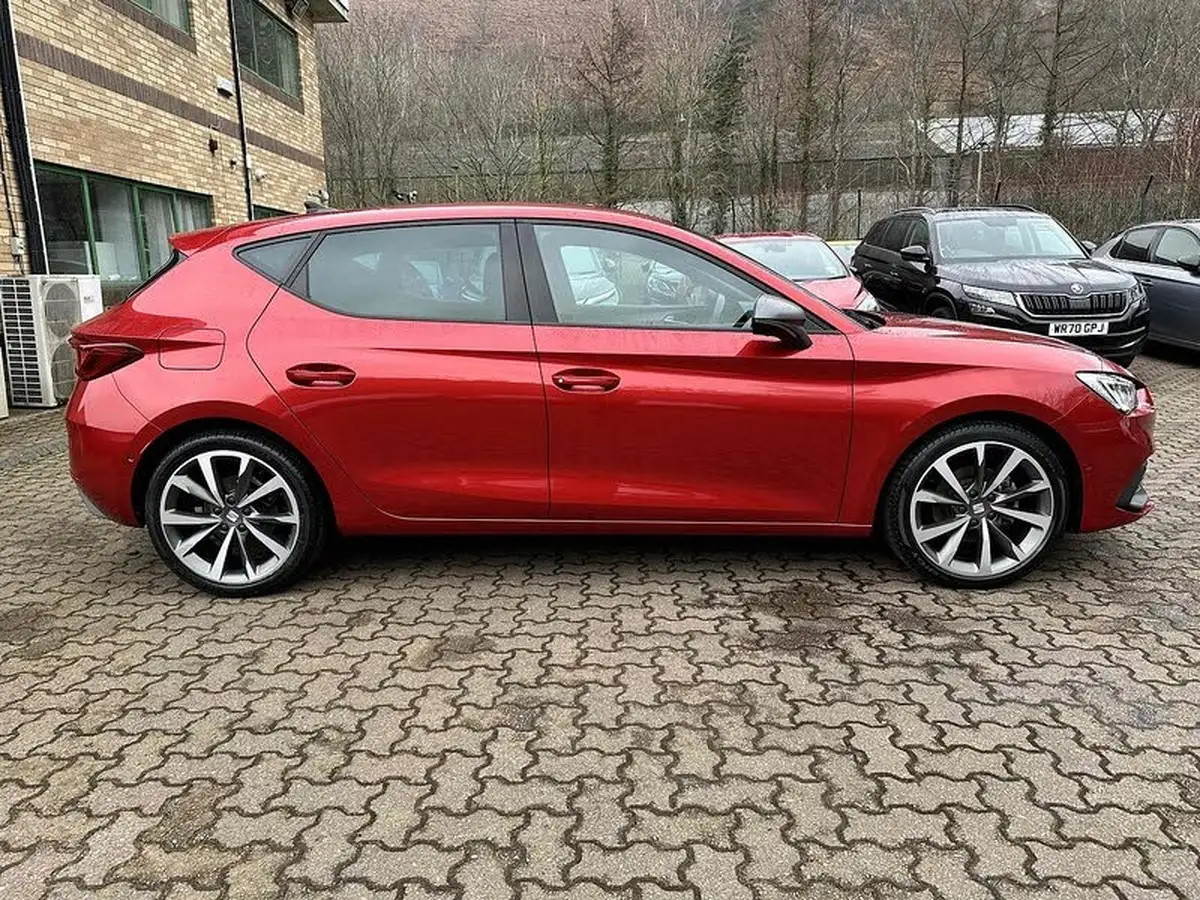 2022-seat-leon-big-3