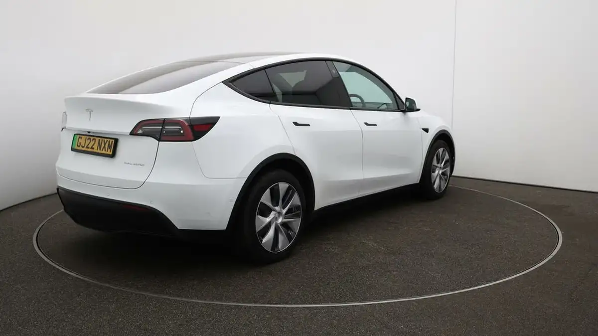2022-tesla-model-y-e-long-range-big-46