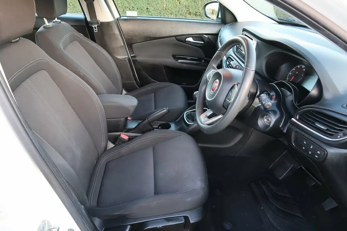 2017-fiat-tipo-14-easy-plus-hatchback-big-25