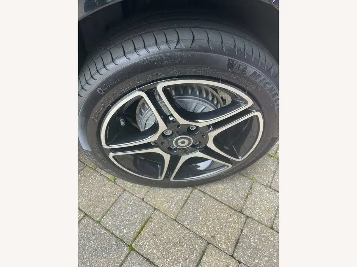 2021-smart-forfour-eq-premium-big-9