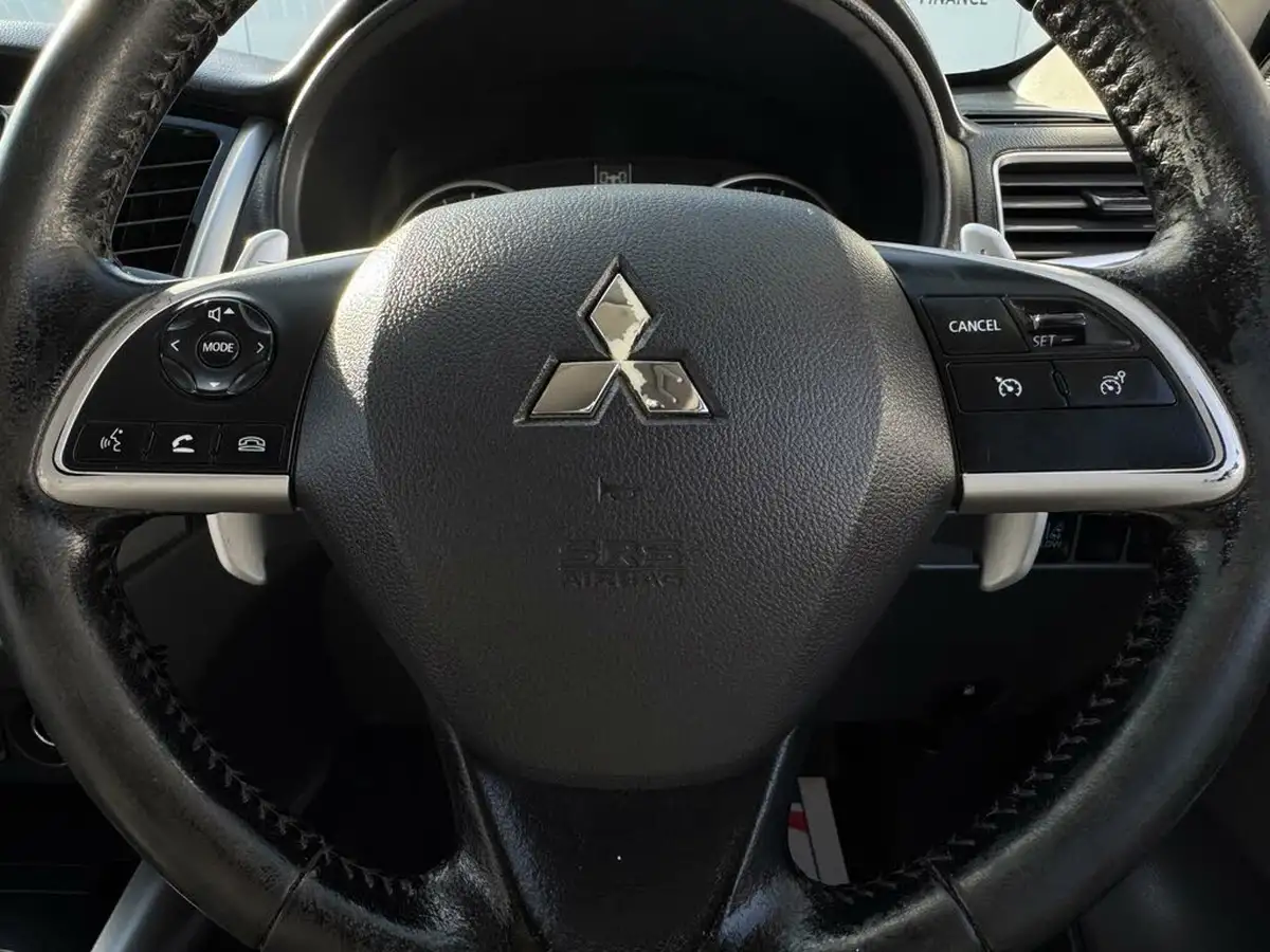 2015-mitsubishi-l200-24di-d-barbarian-auto-big-29