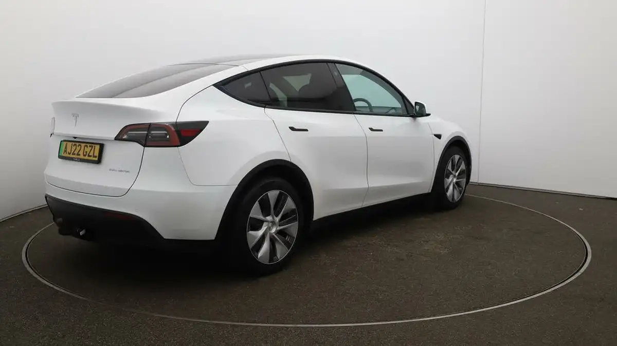 2022-tesla-model-y-e-long-range-big-46
