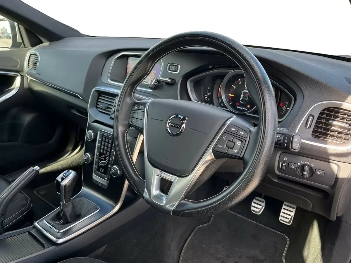 2018-volvo-v40-20-t2-r-design-nav-plus-big-7