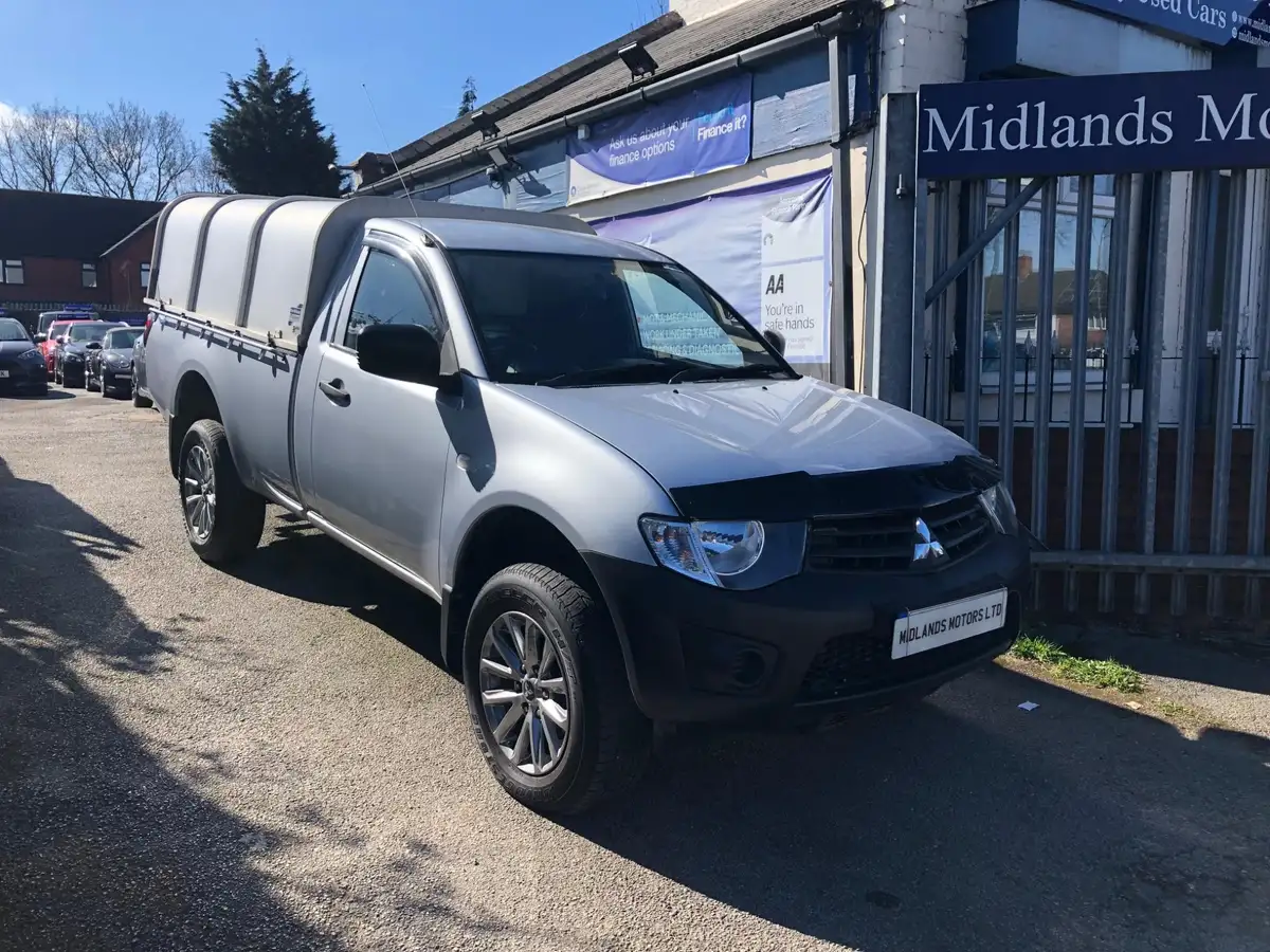 2015-mitsubishi-l200-25td-4life-pick-up-big-0