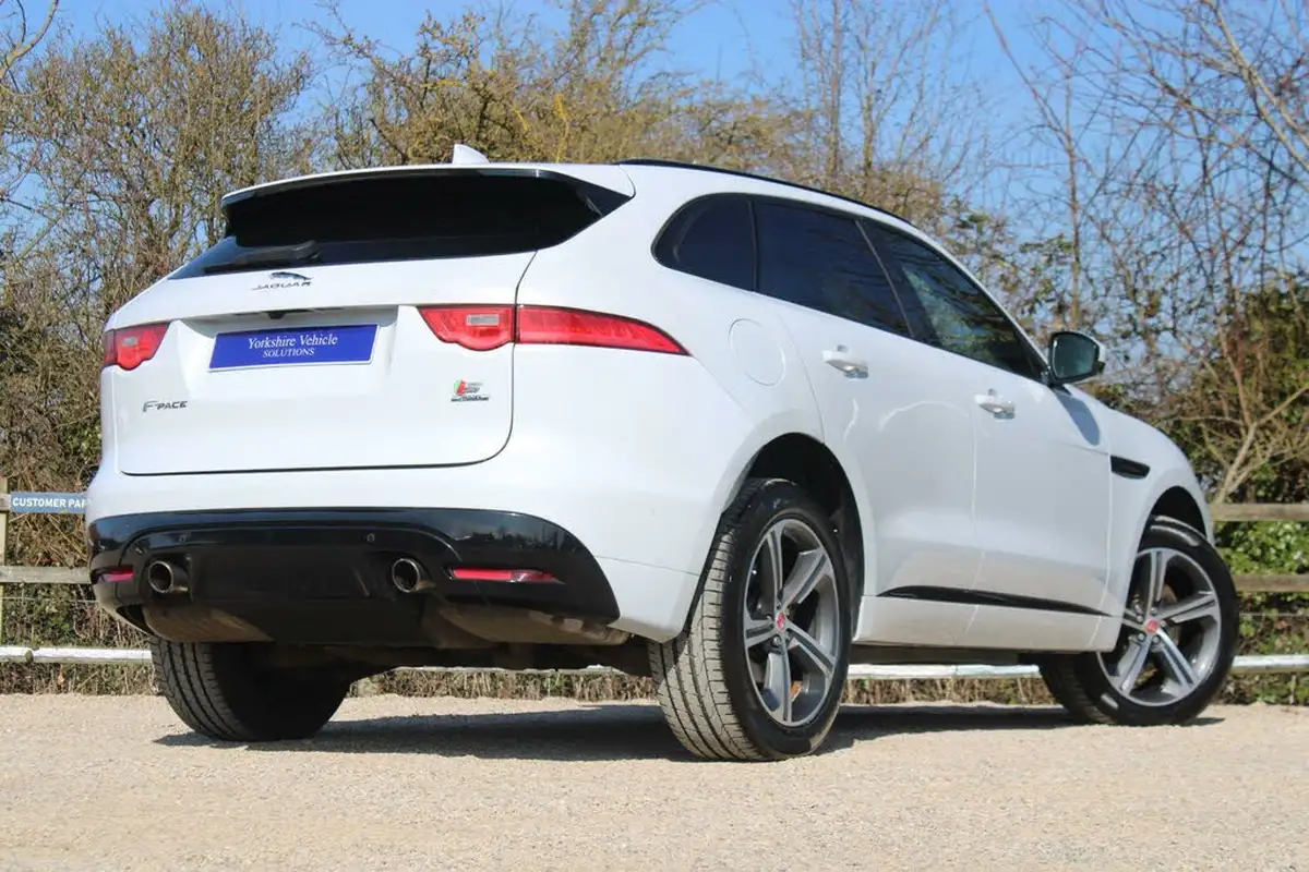 2017-jaguar-f-pace-30-v6-sc-s-30-big-16