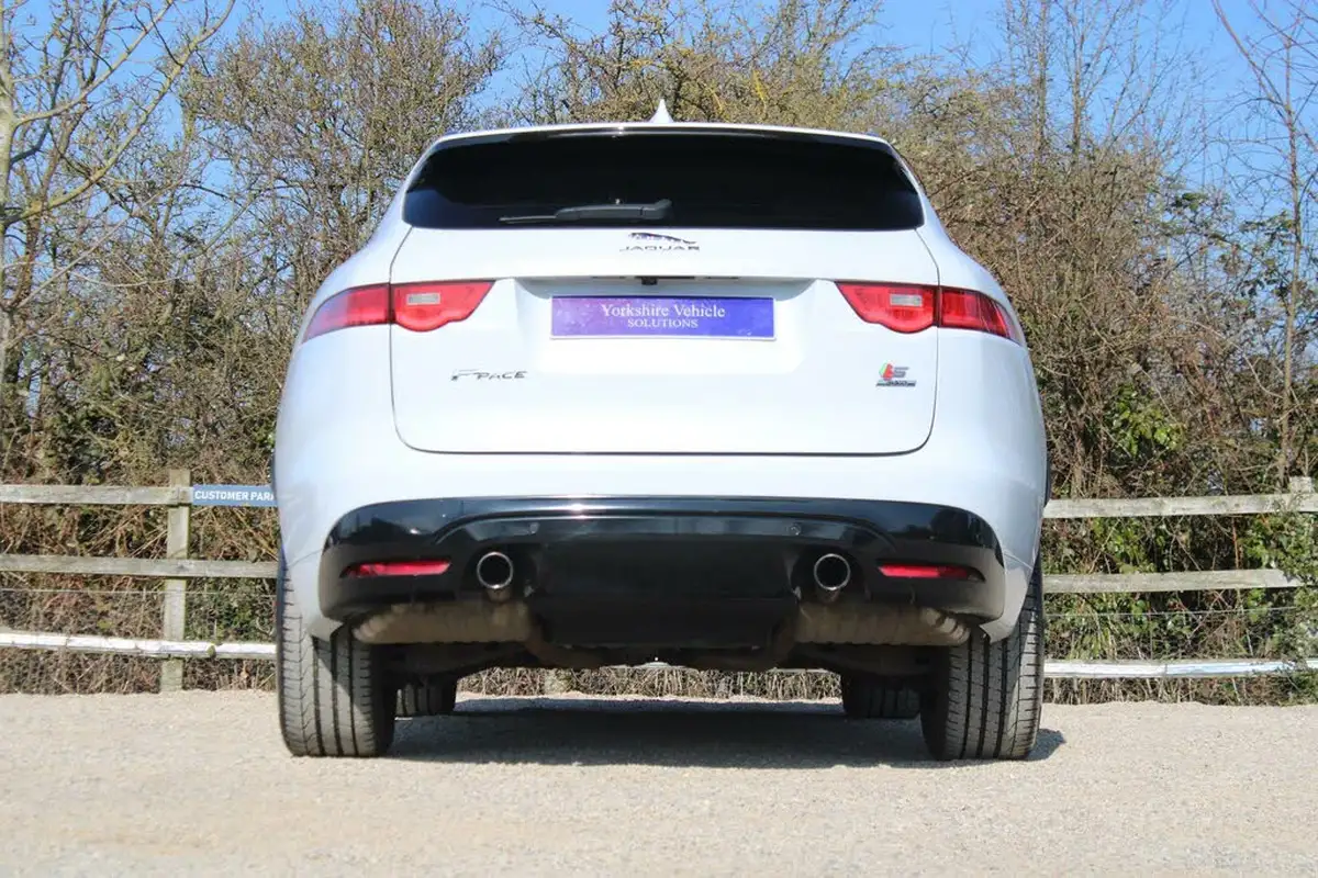 2017-jaguar-f-pace-30-v6-sc-s-30-big-40