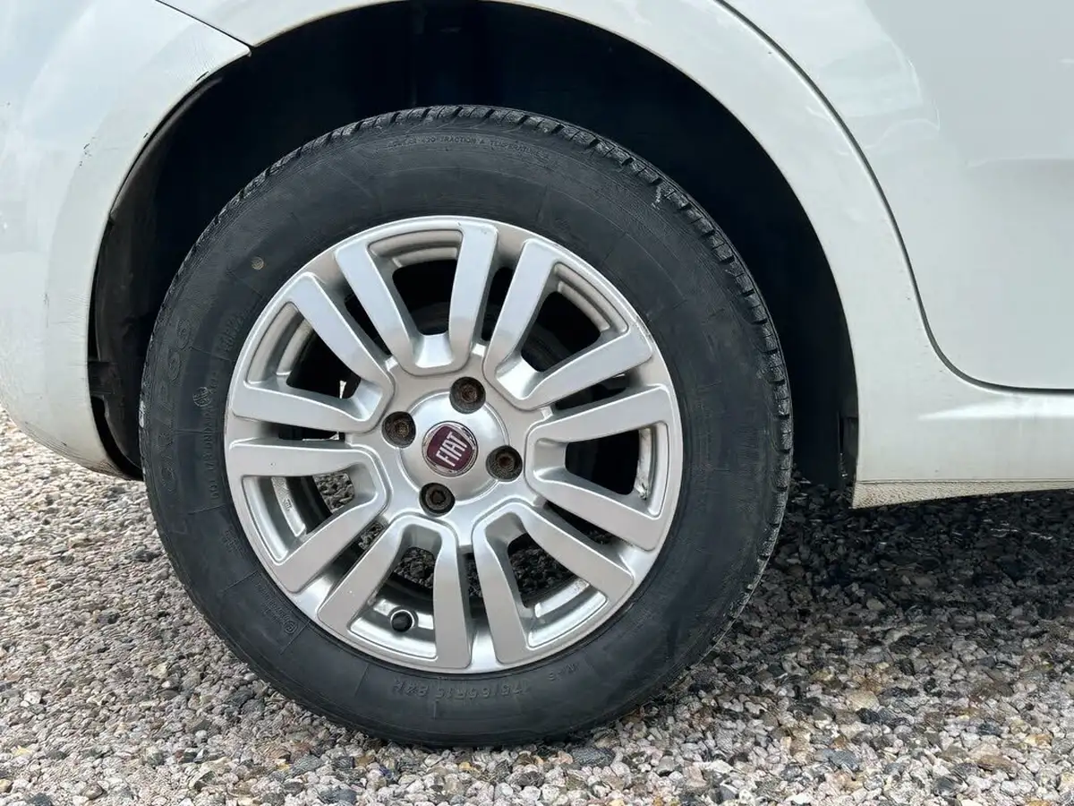 2013-fiat-punto-12-easy-no-ss-5d-big-9