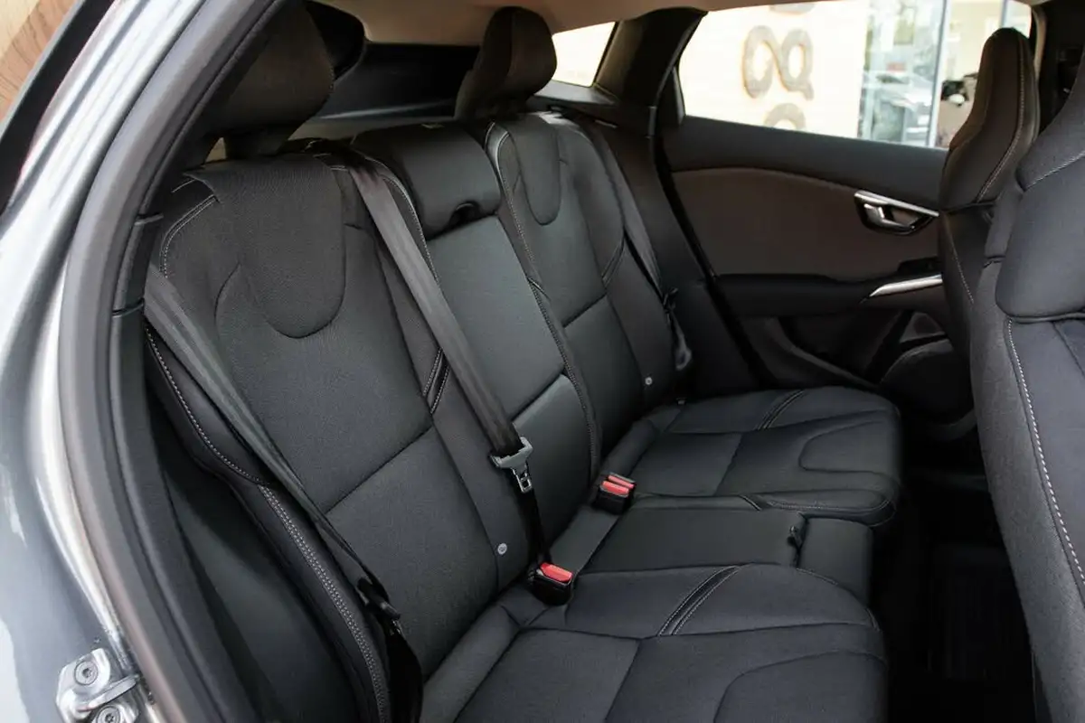 2018-volvo-v40-20td-d2-cross-country-nav-plus-geartronic-big-31