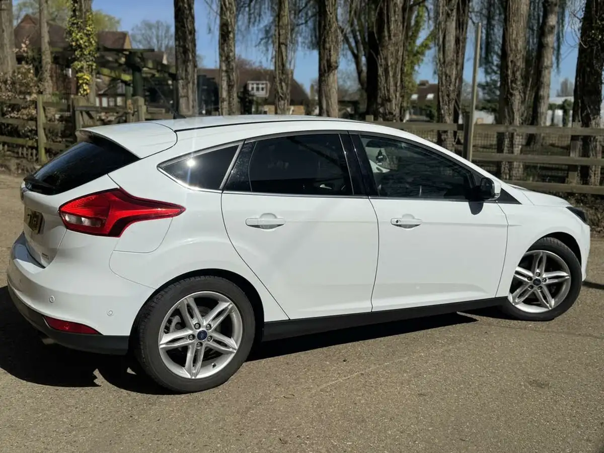2016-ford-focus-15t-titanium-hatchback-big-15