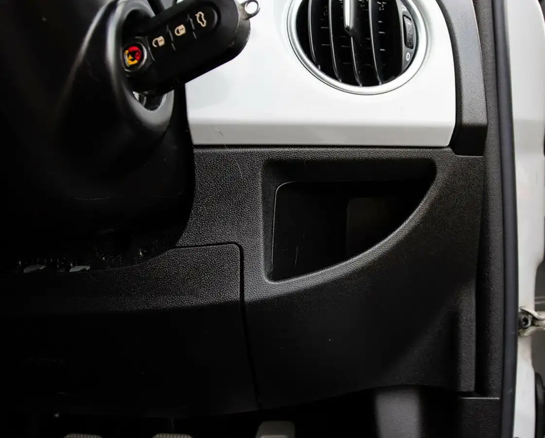 2017-abarth-595-14-tjet-big-15