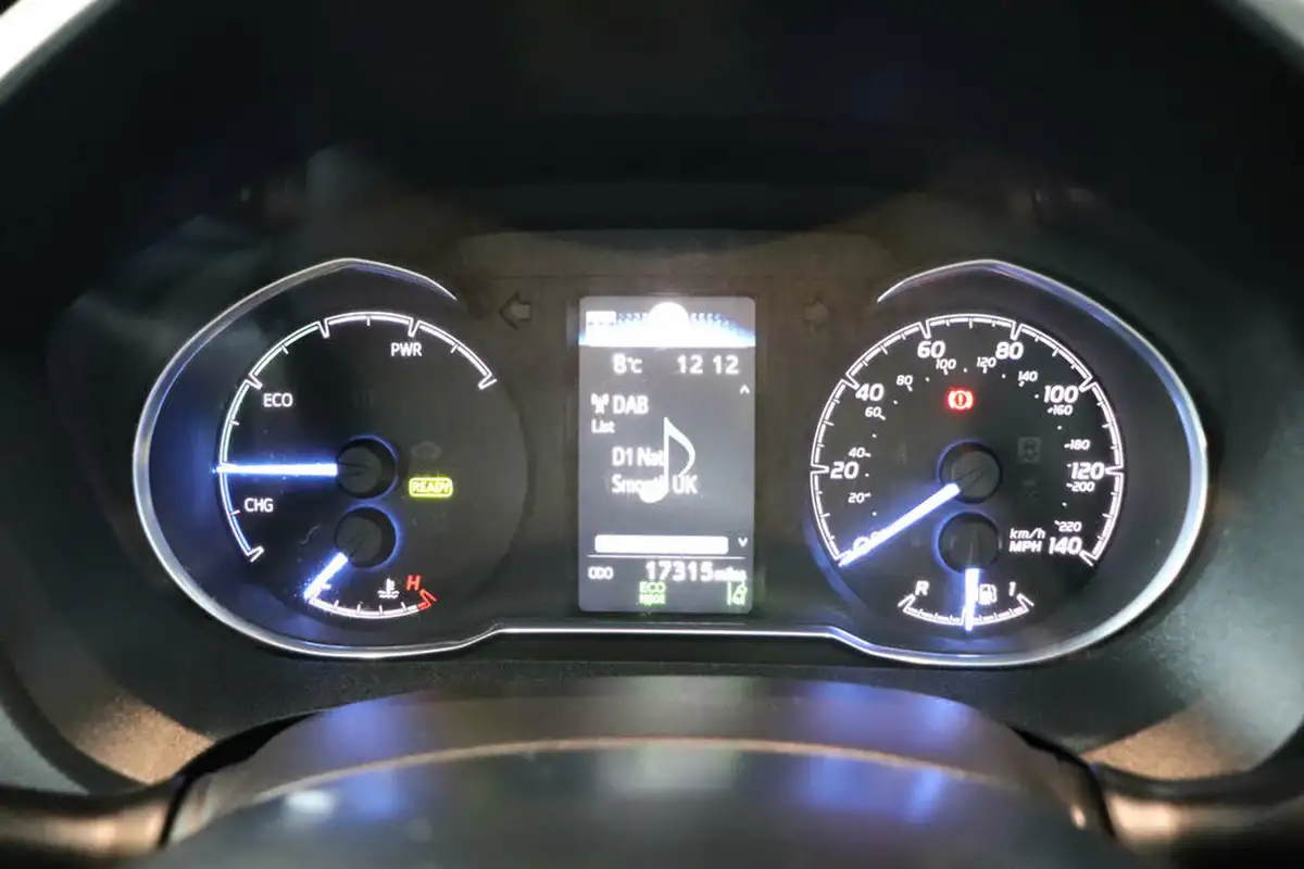 2017-toyota-yaris-15-vvt-i-icon-navi-hybrid-big-36