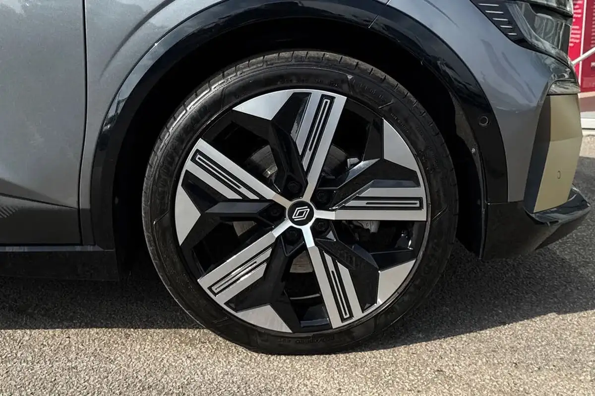 2023-renault-megane-e-tech-e-iconic-big-9