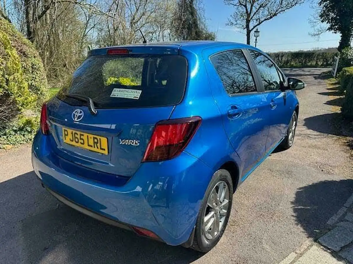 2015-toyota-yaris-133-icon-vvt-i-5d-big-5