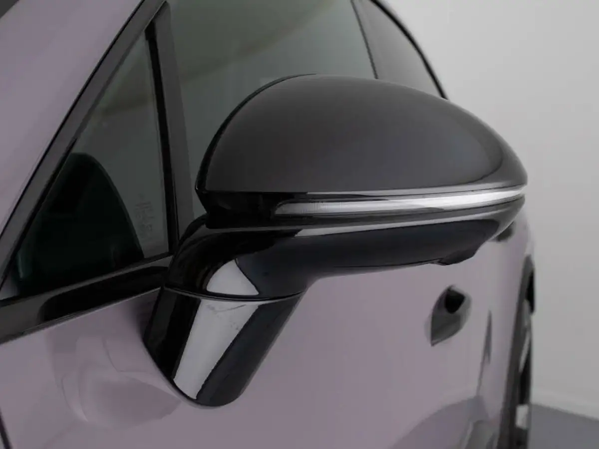 2025-porsche-macan-e-electric-big-16