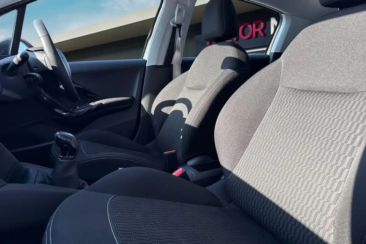 2018-peugeot-208-12-puretech-active-82bhp-ss-big-14