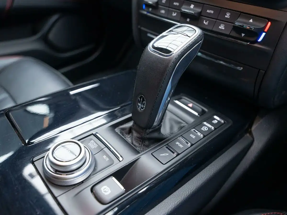 2021-maserati-ghibli-20-gransport-big-19
