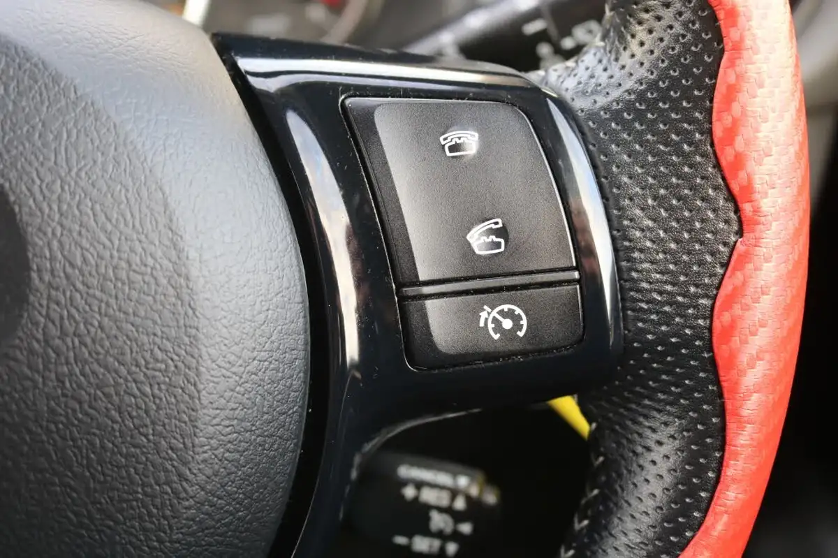 2016-toyota-yaris-133-design-bi-tone-big-33
