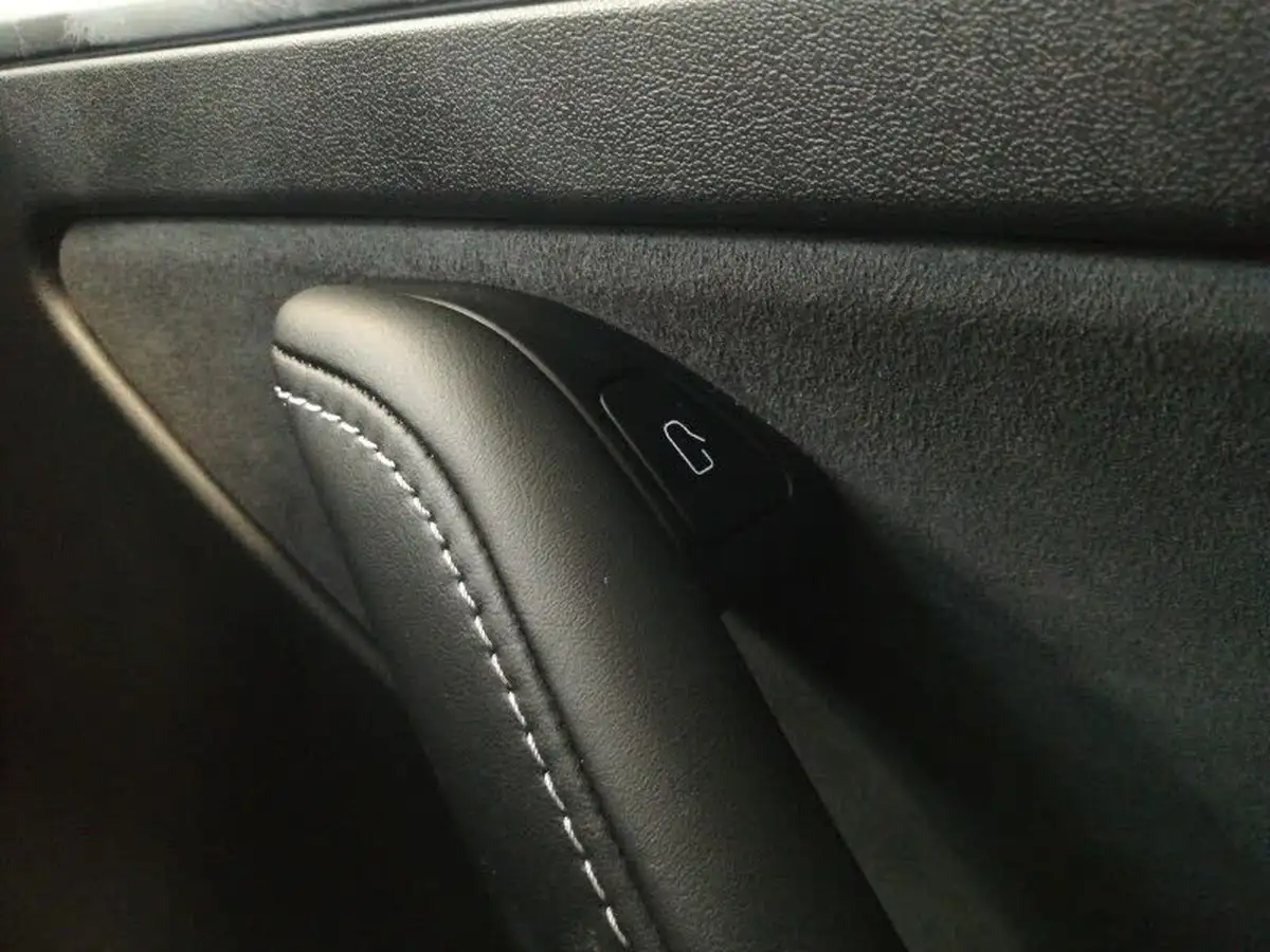 2023-tesla-model-y-e-rwd-big-16