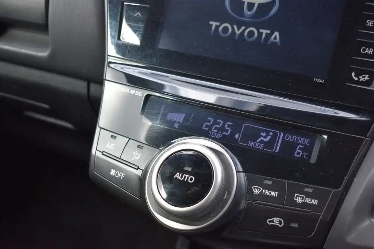 2019-toyota-prius-18-vvt-i-icon-ss-big-14