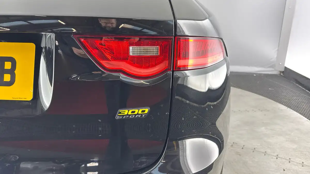 2019-jaguar-f-pace-30td-300-sport-big-25