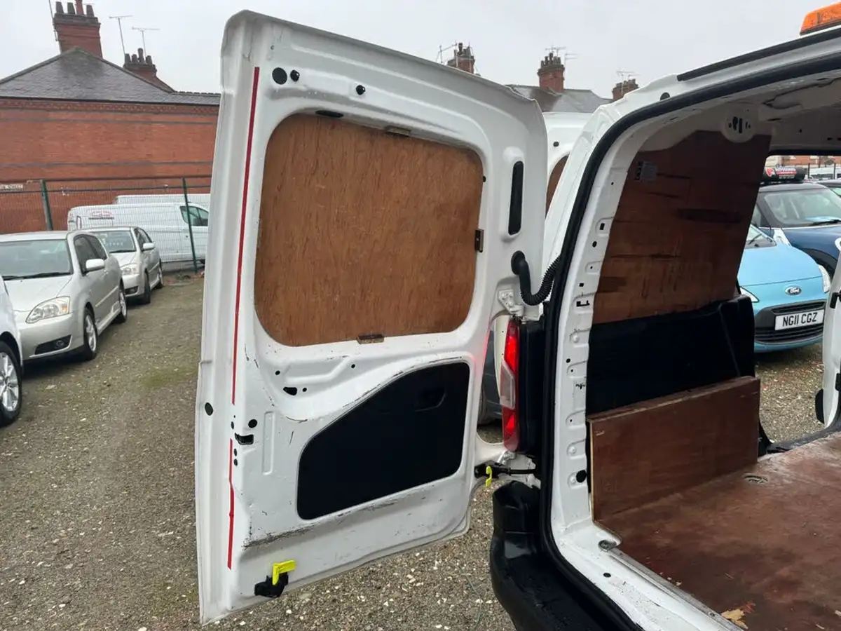 2020-peugeot-partner-15-bluehdi-1000-professional-100ps-eu6dt-panel-big-31