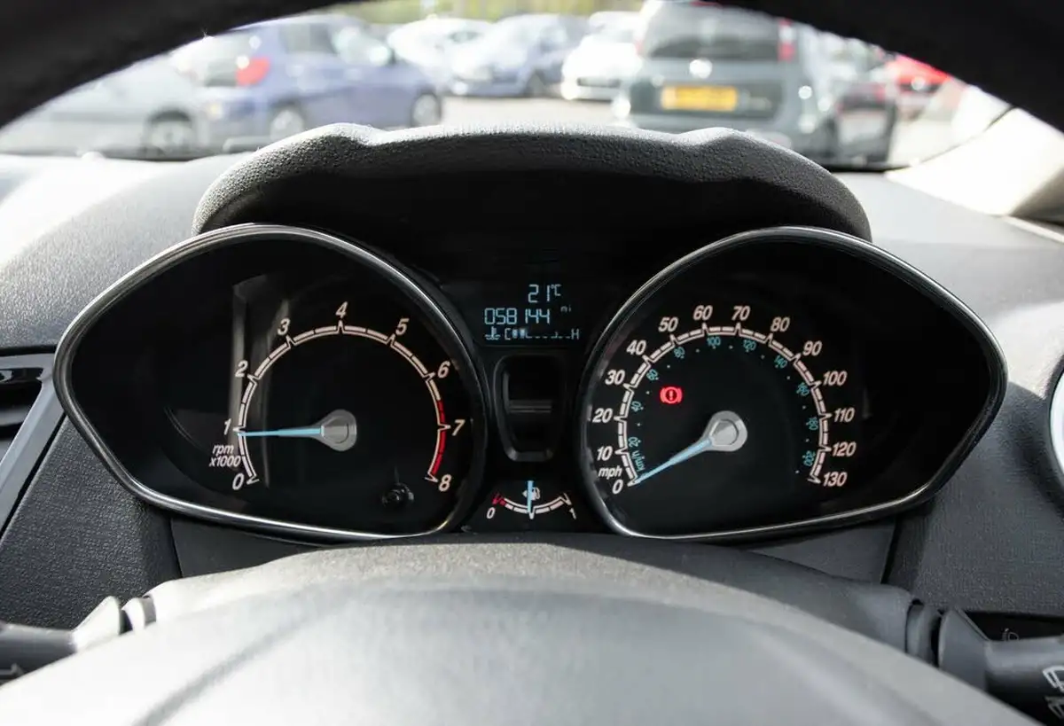2016-ford-fiesta-10t-zetec-100ps-ecoboost-ss-3d-big-14