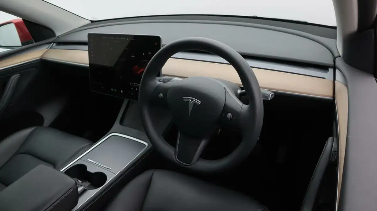 2022-tesla-model-y-e-long-range-big-9
