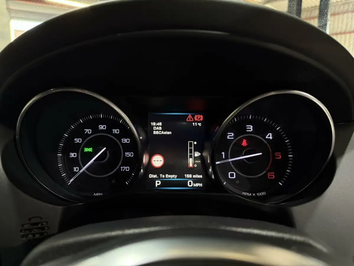 2015-jaguar-xe-20td-r-sport-163ps-auto-big-30