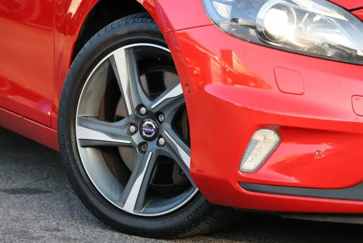 2014-volvo-v40-20td-d4-r-design-lux-177bhp-1984cc-geartronic-big-25