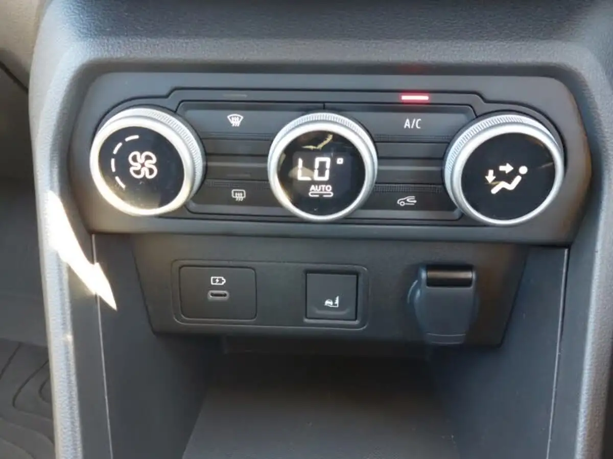 2024-dacia-sandero-stepway-10-tce-extreme-90bhp-big-13