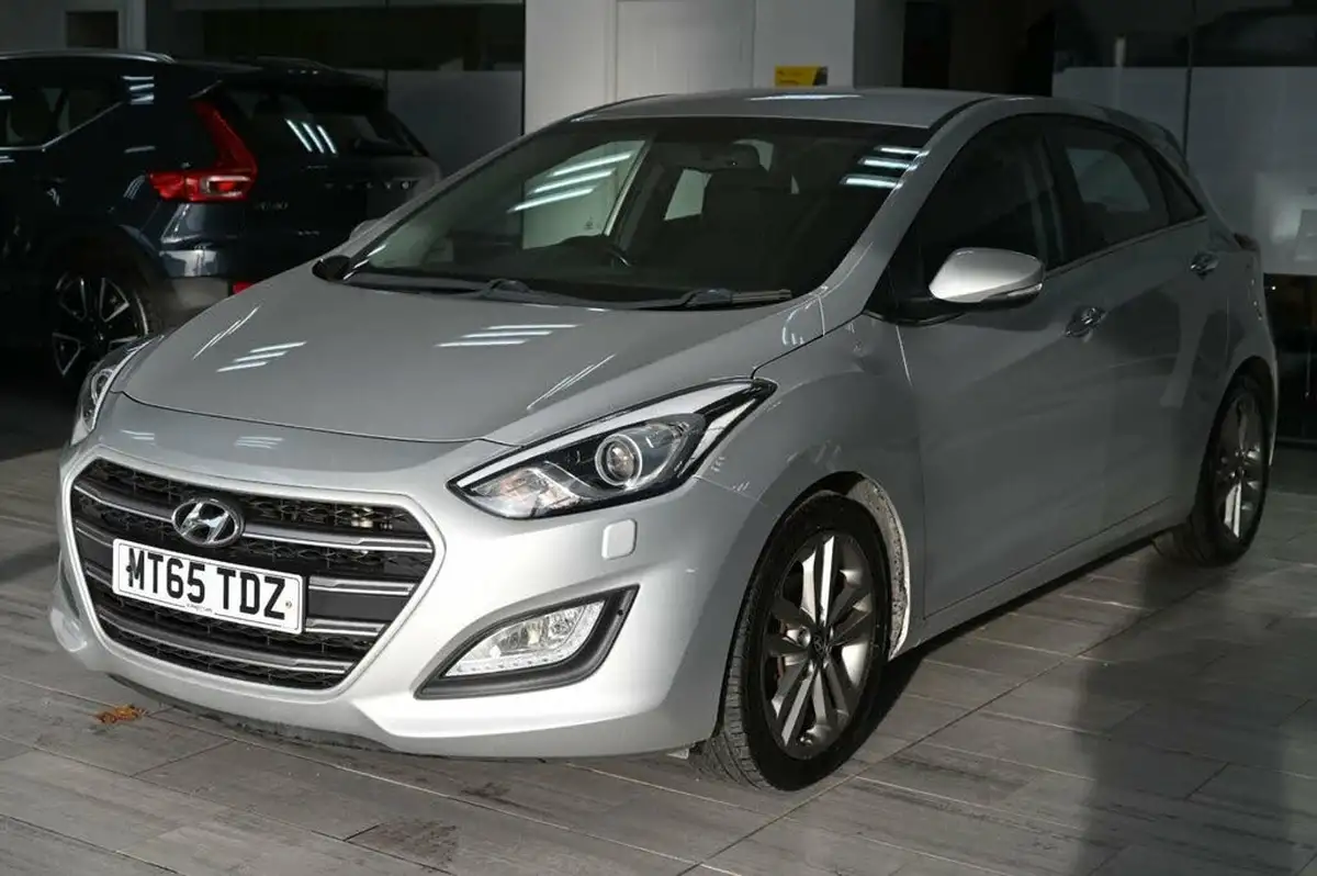 2015-hyundai-i30-16crdi-premium-136ps-blue-drive-hatchback-big-4