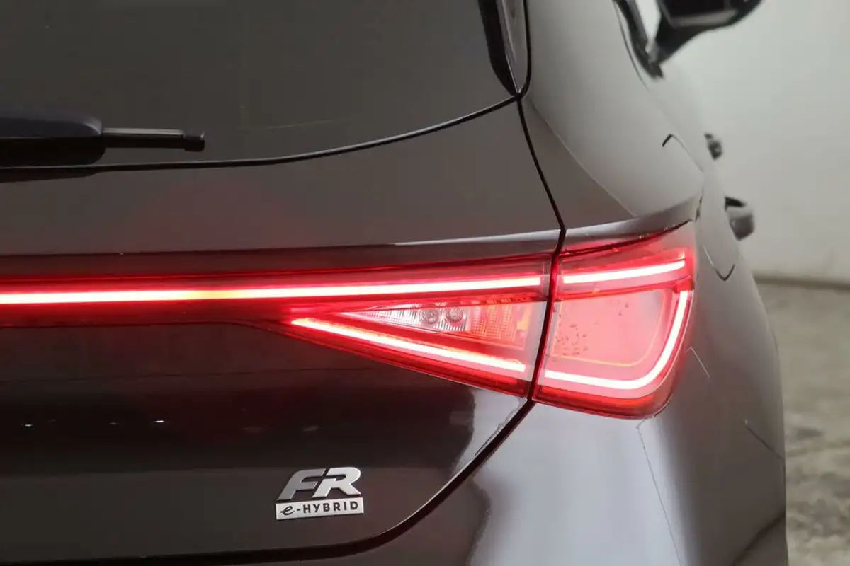 2021-seat-leon-14-e-hybrid-fr-hatchback-big-9