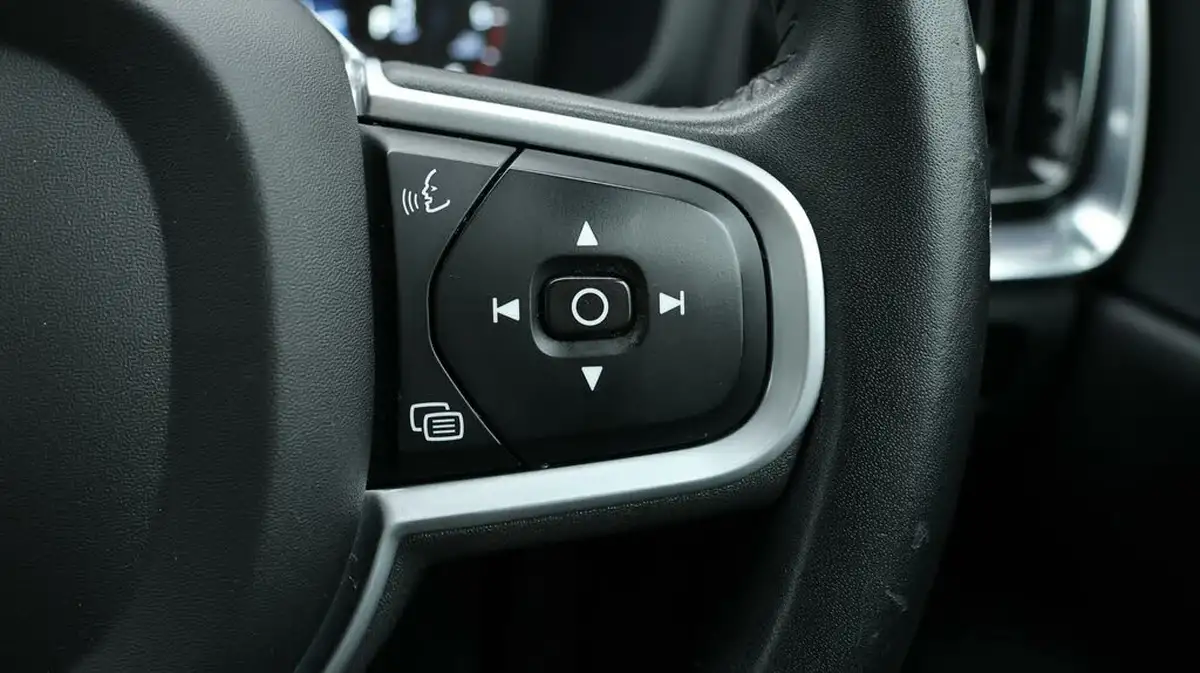 2021-volvo-v60-20td-b4-momentum-big-24