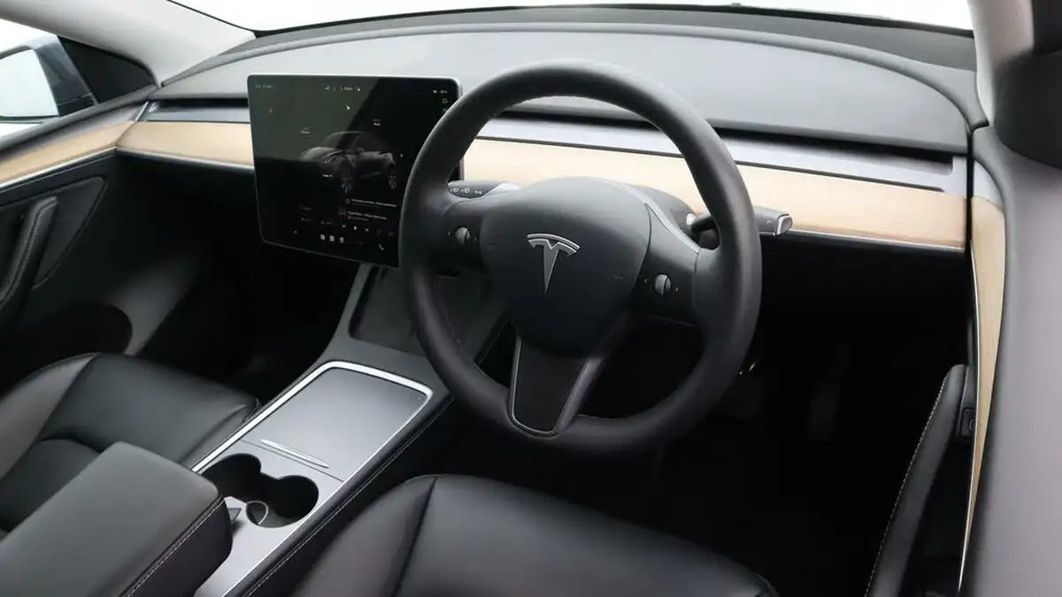2022-tesla-model-y-e-long-range-big-9