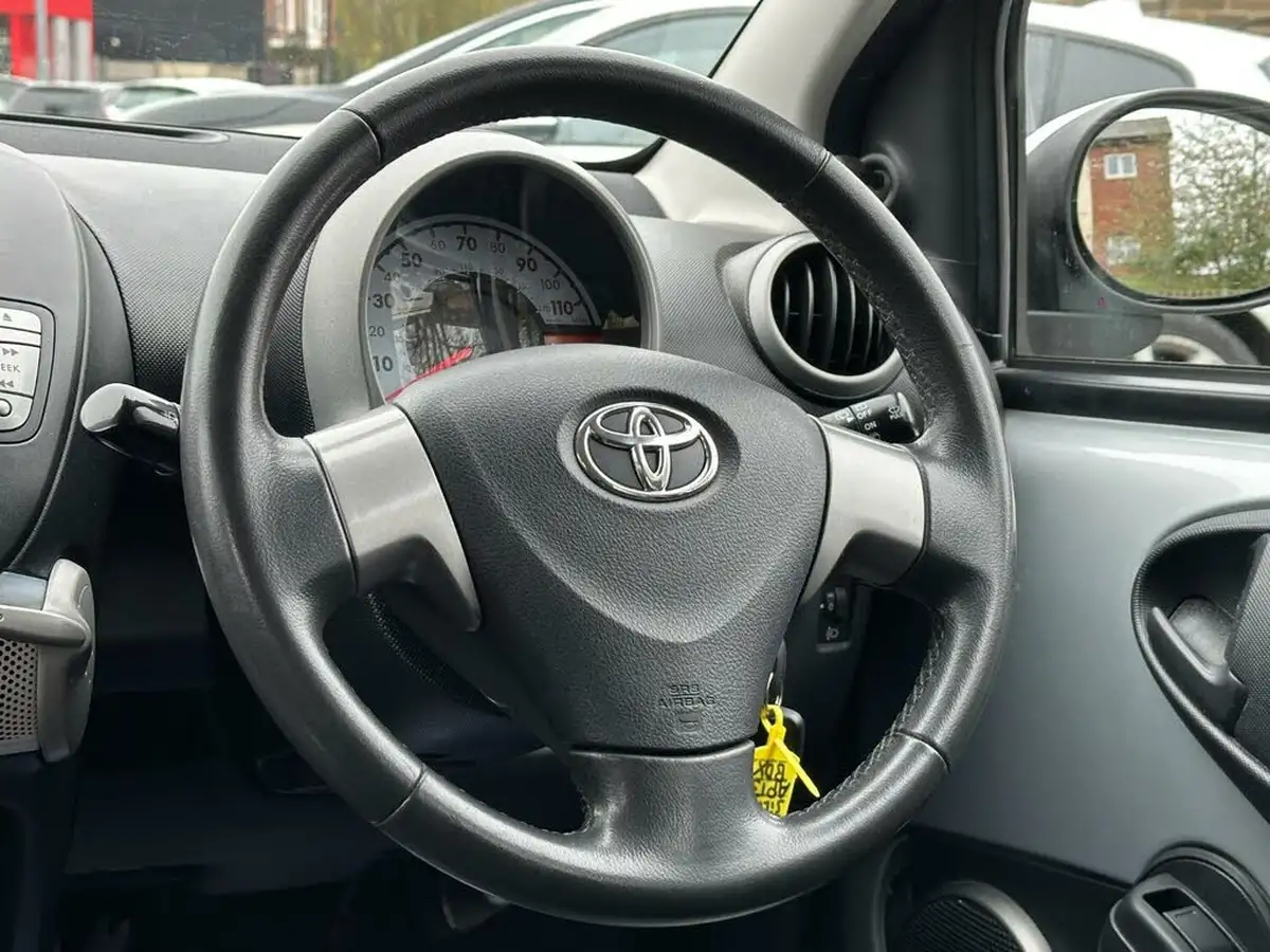 2013-toyota-aygo-10-aygo-ice-5d-big-16