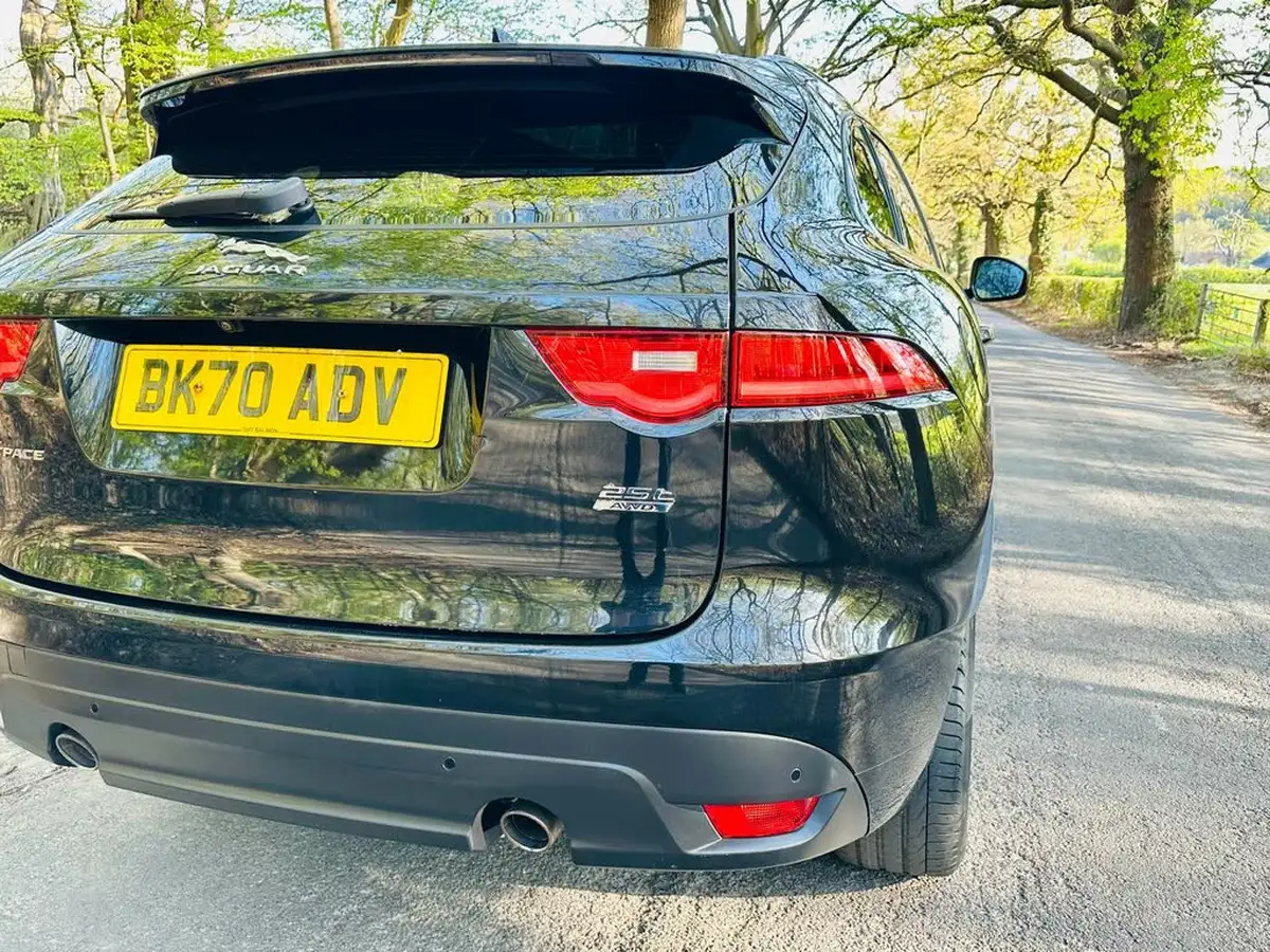 2021-jaguar-f-pace-20i-chequered-flag-big-40