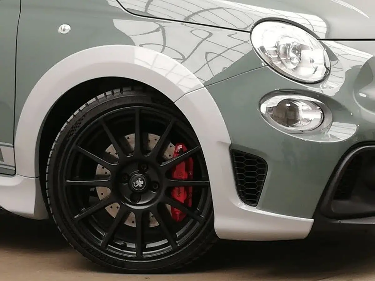 2020-abarth-695-14-tjet-70th-big-8