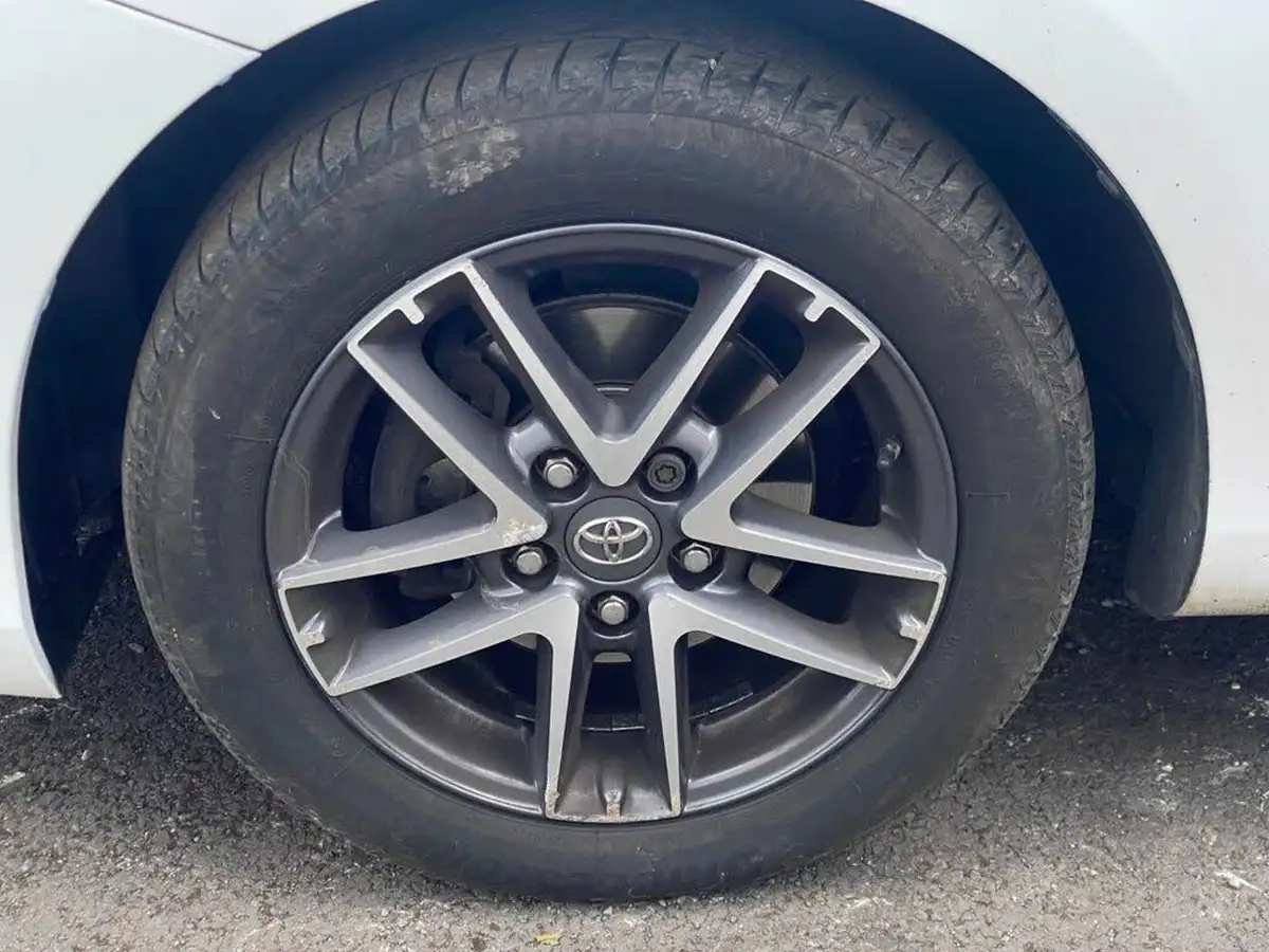 2015-toyota-auris-16-icon-plus-hatchback-big-22