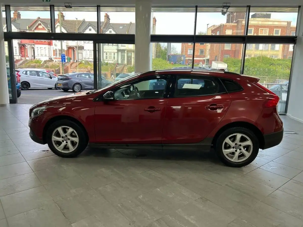 2015-volvo-v40-20td-d2-cross-country-se-nav-big-3
