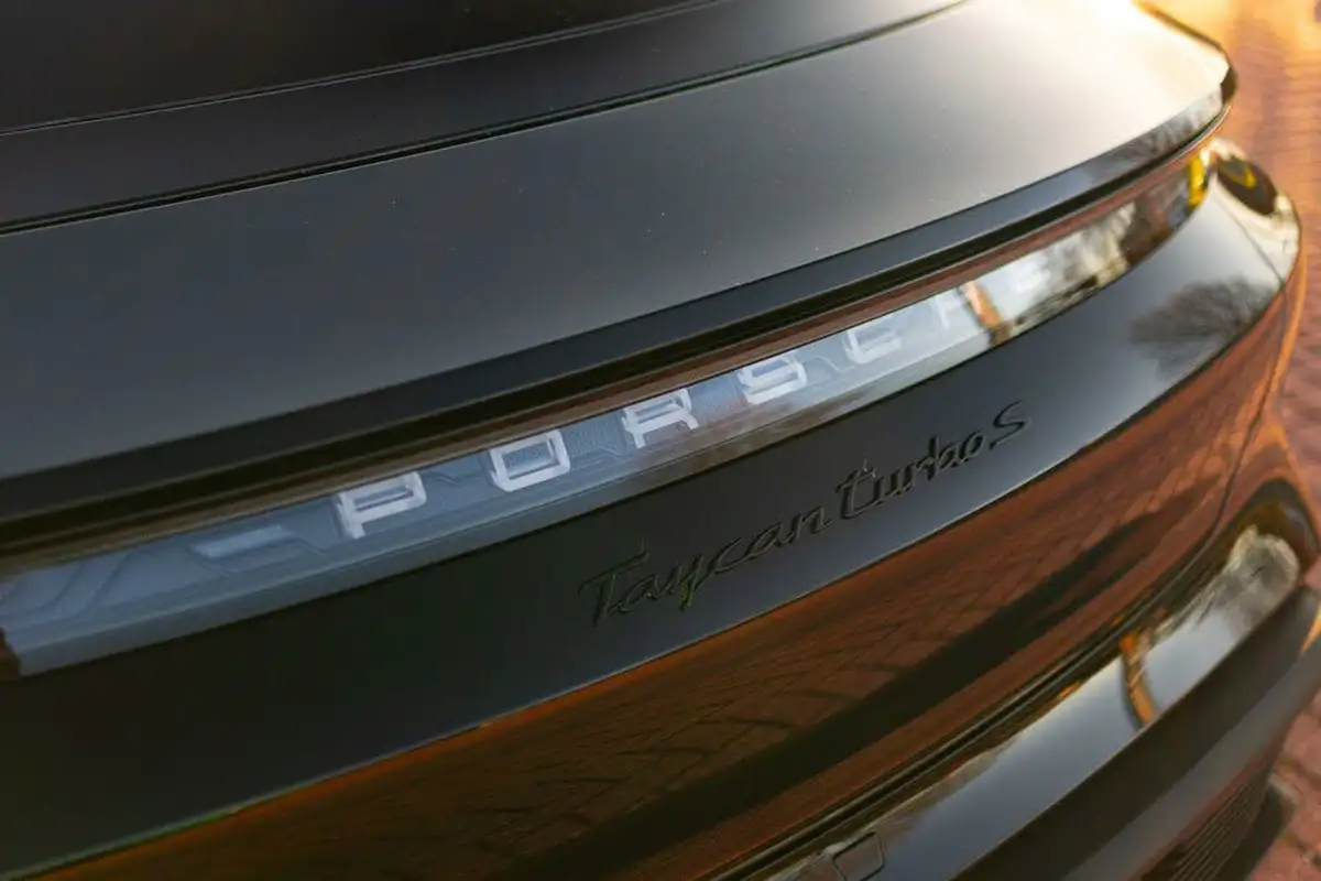 2021-porsche-taycan-e-turbo-s-big-21