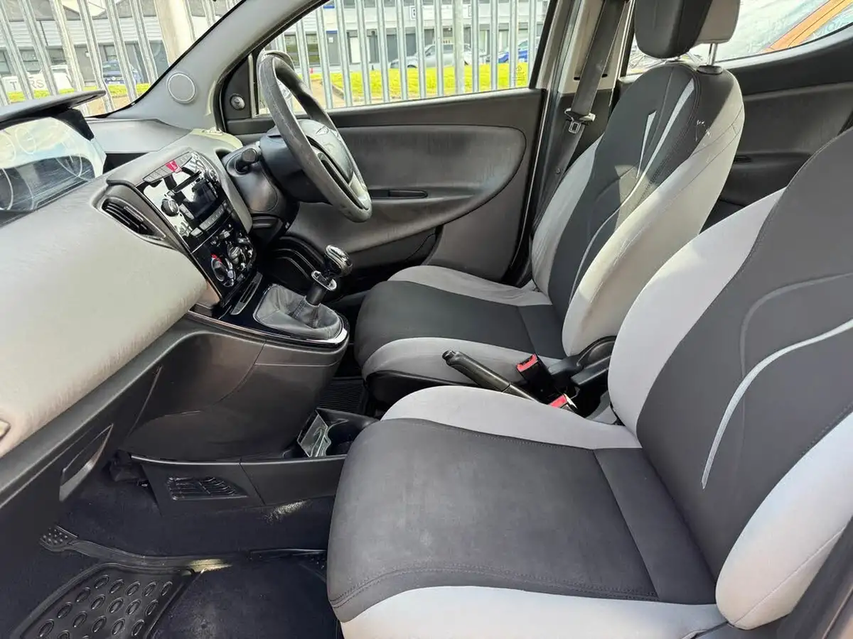 2013-chrysler-ypsilon-12-s-big-23