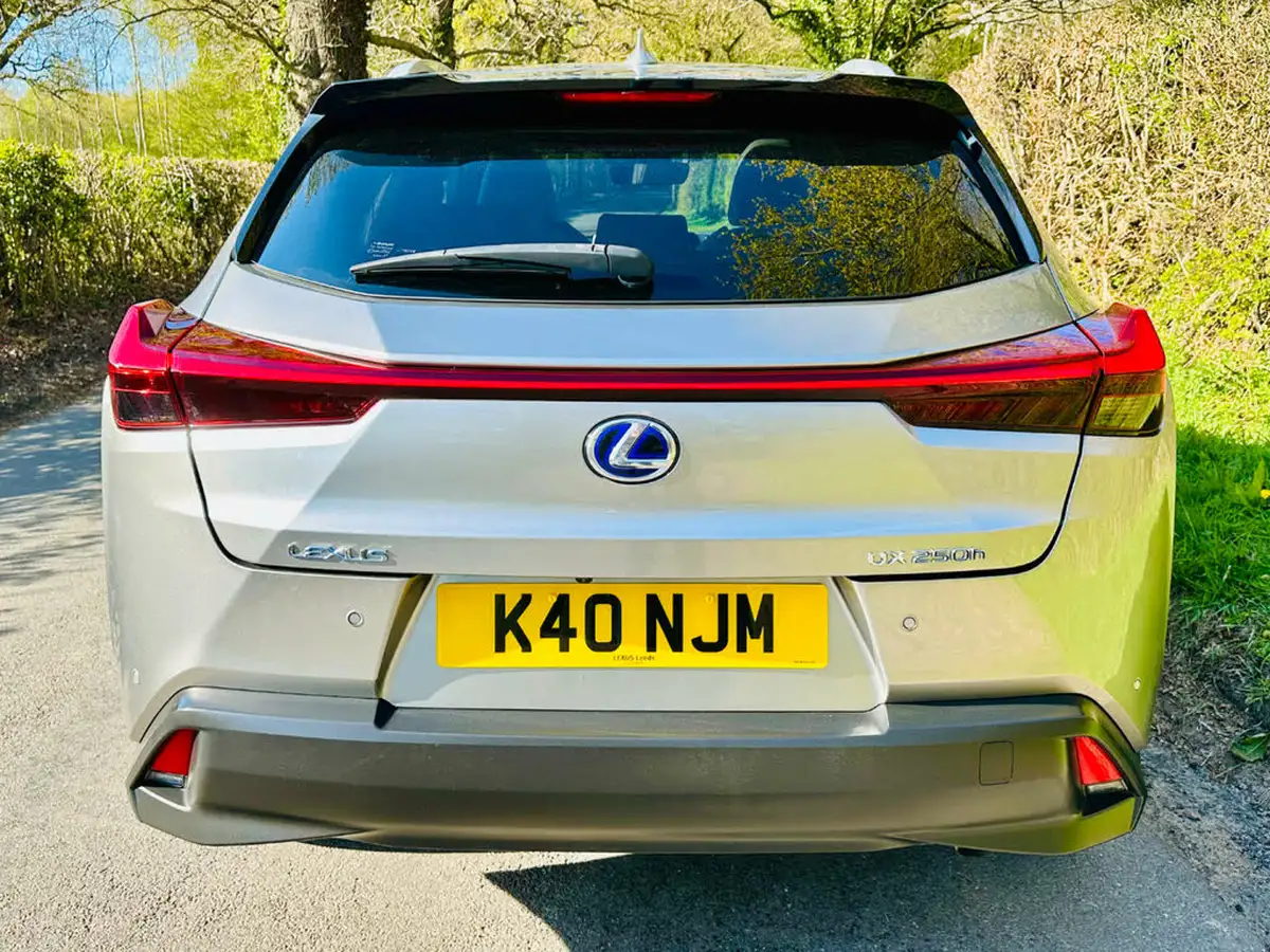 2021-lexus-ux-250h-20-takumi-big-46