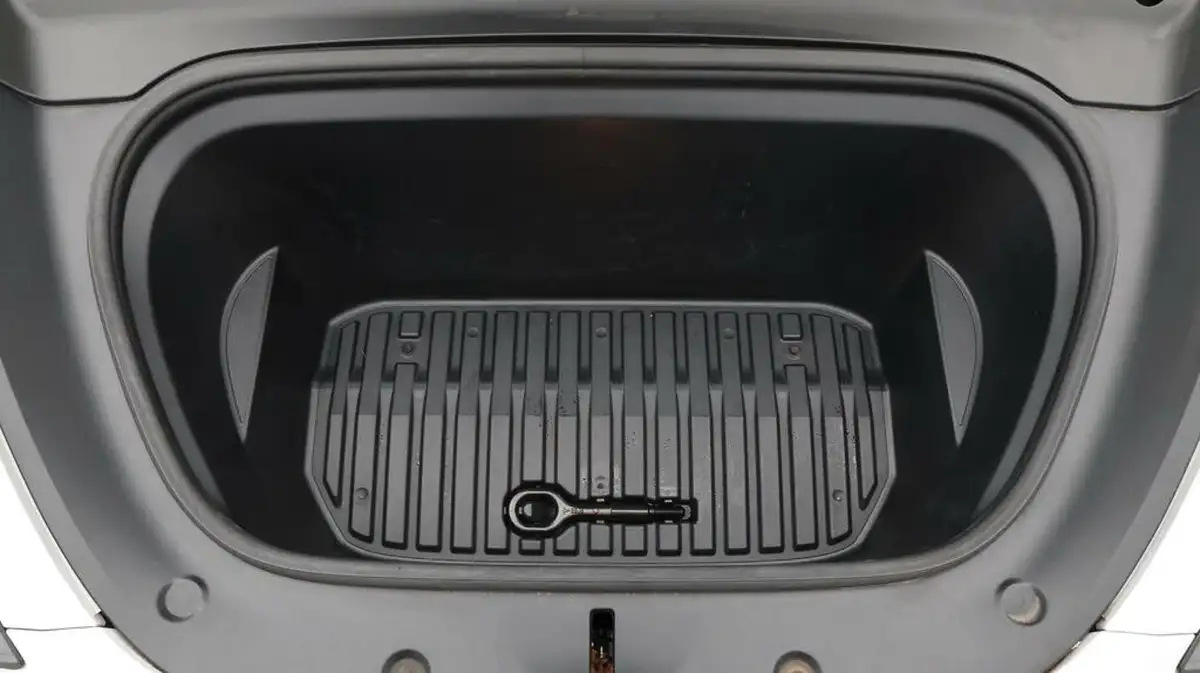 2023-tesla-model-y-e-long-range-big-19