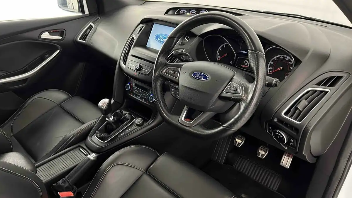 2015-ford-focus-20t-st3-hatchback-big-13